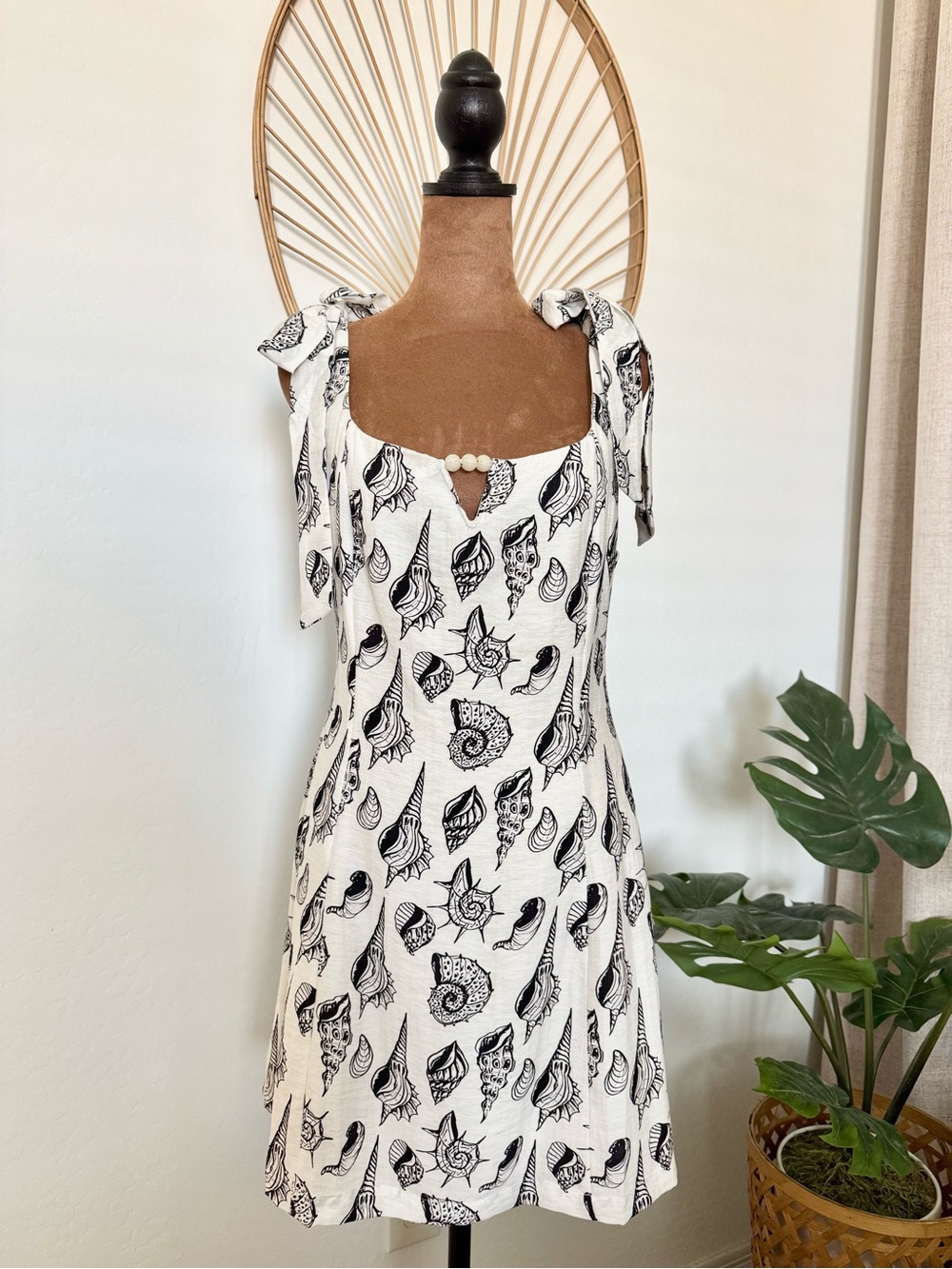 Emory Park Sleeveless White & Black Seashell Print Tie-Shoulder Dress - Size L